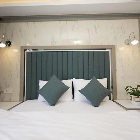 Gazelle Hotel *